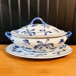 Chinese Export Antique Blue and White Lidded Tureen w Unterplate Chinoiserie